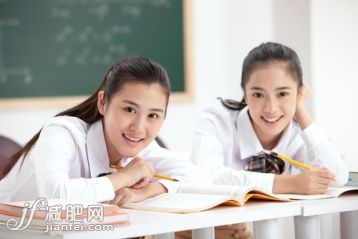 教育,学习,休闲,铅笔,学生_278e40133_两个中学生在教室里学习_创意图片_Getty Images China 教育,学习,休闲,铅笔,学生_278e40133_两个中学生在教室里学习_创意图片_Getty Images China