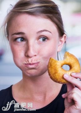 人,室内,20到24岁,灰色眼睛,金色头发_494727571_Young woman with big mouthful of doughnut_创意图片_Getty Images China 人,室内,20到24岁,灰色眼睛,金色头发_494727571_Young woman with big mouthful of doughnut_创意图片_Getty Images China