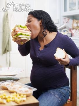 点心派,厨房,人,巨大的,休闲装_88586547_Pregnant woman eating large sandwich_创意图片_Getty Images China 点心派,厨房,人,巨大的,休闲装_88586547_Pregnant woman eating large sandwich_创意图片_Getty Images China