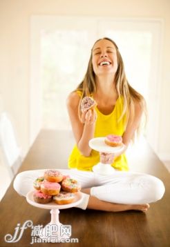 人,桌子,室内,25岁到29岁,快乐_163434288_Woman eating a donut_创意图片_Getty Images China 人,桌子,室内,25岁到29岁,快乐_163434288_Woman eating a donut_创意图片_Getty Images China