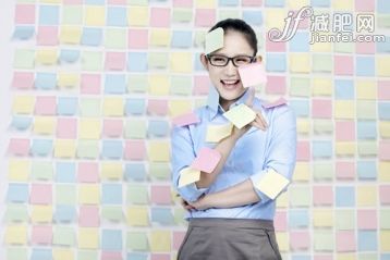 长发,黑发,美女,商务人士,全球商务_0a001bbb1_站在便利贴前身上贴满便利贴的女士_创意图片_Getty Images China 长发,黑发,美女,商务人士,全球商务_0a001bbb1_站在便利贴前身上贴满便利贴的女士_创意图片_Getty Images China