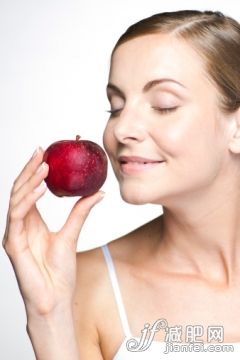 人,饮食,休闲装,食品,影棚拍摄_483612331_Young woman with apple_创意图片_Getty Images China 人,饮食,休闲装,食品,影棚拍摄_483612331_Young woman with apple_创意图片_Getty Images China