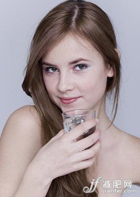 一杯水的神奇 让懒女孩变超模