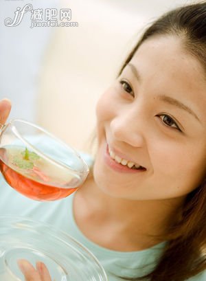 喝低卡低脂无糖饮料
