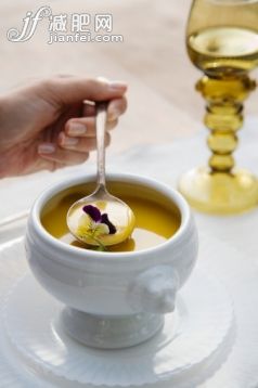 主题,饮食,概念,健康食物,图像_sb10065492m-001_Woman drinking soup in tureen, close-up_创意图片_Getty Images China 主题,饮食,概念,健康食物,图像_sb10065492m-001_Woman drinking soup in tureen, close-up_创意图片_Getty Images China