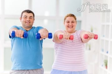 人,运动,室内,白人,肥胖_476586368_Fat couple exercising with dumbbells and looking at the camera._创意图片_Getty Images China 人,运动,室内,白人,肥胖_476586368_Fat couple exercising with dumbbells and looking at the camera._创意图片_Getty Images China