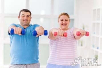 人,运动,室内,白人,肥胖_476586368_Fat couple exercising with dumbbells and looking at the camera._创意图片_Getty Images China 人,运动,室内,白人,肥胖_476586368_Fat couple exercising with dumbbells and looking at the camera._创意图片_Getty Images China