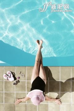 人,泳装,度假,户外,45到49岁_493589633_Middle aged woman relaxing at edge of pool_创意图片_Getty Images China