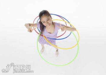 进行中,Bottom,人,衣服,沟通_122688525_Young woman playing with hula hoops_创意图片_Getty Images China 进行中,Bottom,人,衣服,沟通_122688525_Young woman playing with hula hoops_创意图片_Getty Images China