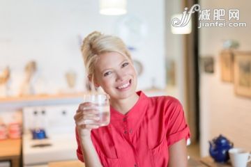 厨房,人,饮食,休闲装,生活方式_507833195_Woman having glass of water in kitchen_创意图片_Getty Images China 厨房,人,饮食,休闲装,生活方式_507833195_Woman having glass of water in kitchen_创意图片_Getty Images China