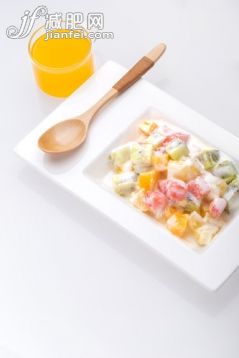瓷器,摄影,自然,干净,水果_aa45ca072_水果沙拉和果汁组合_创意图片_Getty Images China 瓷器,摄影,自然,干净,水果_aa45ca072_水果沙拉和果汁组合_创意图片_Getty Images China