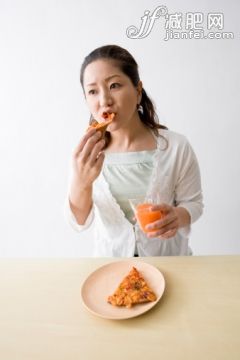 人,食品,饮食,影棚拍摄,35岁到39岁_84593407_Mid adult woman eating pizza_创意图片_Getty Images China 人,食品,饮食,影棚拍摄,35岁到39岁_84593407_Mid adult woman eating pizza_创意图片_Getty Images China