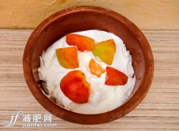 室内,碗,酸奶,早餐,白昼_561065411_Bowl of Greek yogurt with apricot_创意图片_Getty Images China 室内,碗,酸奶,早餐,白昼_561065411_Bowl of Greek yogurt with apricot_创意图片_Getty Images China