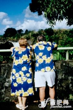 度假,旅游,1980-1989年图片,1989,构图_200452491-001_USA, Hawaii, Hilo, man and woman overlooking waterfall, rear view_创意图片_Getty Images China 度假,旅游,1980-1989年图片,1989,构图_200452491-001_USA, Hawaii, Hilo, man and woman overlooking waterfall, rear view_创意图片_Getty Images China