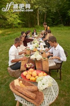 晚餐,聚会,摄影,人,饮食_516422269_friends eating at an outdoor dinner party_创意图片_Getty Images China 晚餐,聚会,摄影,人,饮食_516422269_friends eating at an outdoor dinner party_创意图片_Getty Images China