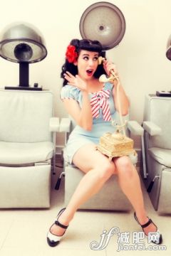 人,吹风机,沟通,讨论,电话机_117148374_Pin-up: sexy woman in a beauty salon on the phone_创意图片_Getty Images China 人,吹风机,沟通,讨论,电话机_117148374_Pin-up: sexy woman in a beauty salon on the phone_创意图片_Getty Images China