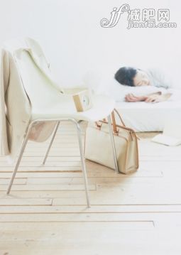 节日,白色,人,衣服,饮食_122607041_Alarm clock and business bag_创意图片_Getty Images China 节日,白色,人,衣服,饮食_122607041_Alarm clock and business bag_创意图片_Getty Images China