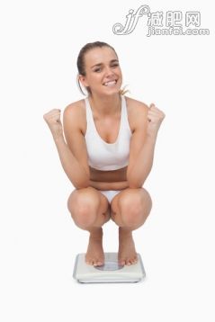 白人,影棚拍摄,白色背景,健康的,重量_gic9736648_Young woman crouching on a scales smiling contently at camera_创意图片_Getty Images China 白人,影棚拍摄,白色背景,健康的,重量_gic9736648_Young woman crouching on a scales smiling contently at camera_创意图片_Getty Images China