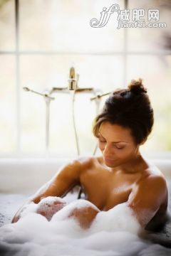 人,住宅内部,浴盆,水龙头,房屋_472175457_Bubble Bath_创意图片_Getty Images China 人,住宅内部,浴盆,水龙头,房屋_472175457_Bubble Bath_创意图片_Getty Images China