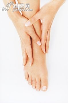 休闲活动,视角,构图,图像,摄影_200474674-001_Young woman with hands on foot, low section, close-up_创意图片_Getty Images China 休闲活动,视角,构图,图像,摄影_200474674-001_Young woman with hands on foot, low section, close-up_创意图片_Getty Images China