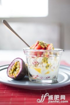 食品,室内,汤匙,盘子,奶油_502147007_Passion fruit and strawberry Eton Mess_创意图片_Getty Images China 食品,室内,汤匙,盘子,奶油_502147007_Passion fruit and strawberry Eton Mess_创意图片_Getty Images China