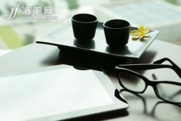 商务,室内,眼镜,咖啡馆,白昼_165052452_Digital tablet on table with glasses and tea_创意图片_Getty Images China 商务,室内,眼镜,咖啡馆,白昼_165052452_Digital tablet on table with glasses and tea_创意图片_Getty Images China