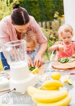 饮料,甜食,白人,跳,果汁_475371118_Two Little Girls Cutting Fruits and Vegetables for Preparing Smoothies_创意图片_Getty Images China