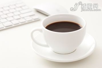 咖啡杯,计算机键盘,鼠标,职业,工作场所_1614d8213_电脑与咖啡_创意图片_Getty Images China