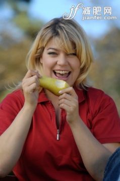 动植物油,人,生活方式,户外,头发_143728149_Chubby blond woman eating pear_创意图片_Getty Images China 动植物油,人,生活方式,户外,头发_143728149_Chubby blond woman eating pear_创意图片_Getty Images China