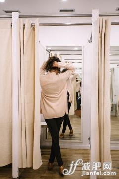 人,镜子,窗帘,零售,室内_530712259_Back view of young woman in changing room_创意图片_Getty Images China 人,镜子,窗帘,零售,室内_530712259_Back view of young woman in changing room_创意图片_Getty Images China