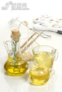 食品,食用油,橄榄油,瓶子,液体_366ab75b3_油瓶_创意图片_Getty Images China 食品,食用油,橄榄油,瓶子,液体_366ab75b3_油瓶_创意图片_Getty Images China