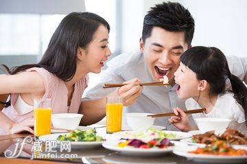 年轻双亲,午餐,喂养,张着嘴,饮食_88ad4c472_一家人用餐_创意图片_Getty Images China 年轻双亲,午餐,喂养,张着嘴,饮食_88ad4c472_一家人用餐_创意图片_Getty Images China