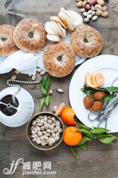 食品,桌子,餐具,室内,餐巾_486462147_Still life of bagels and flatbreads with fruit and nuts_创意图片_Getty Images China 食品,桌子,餐具,室内,餐巾_486462147_Still life of bagels and flatbreads with fruit and nuts_创意图片_Getty Images China
