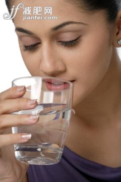 人,饮食,休闲装,饮料,影棚拍摄_144456763_Young woman drinking water_创意图片_Getty Images China 人,饮食,休闲装,饮料,影棚拍摄_144456763_Young woman drinking water_创意图片_Getty Images China