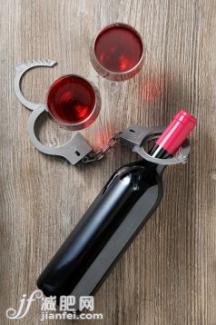 摄影,饮料,桌子,含酒精饮料,室内_527923953_alcohol addiction_创意图片_Getty Images China 摄影,饮料,桌子,含酒精饮料,室内_527923953_alcohol addiction_创意图片_Getty Images China