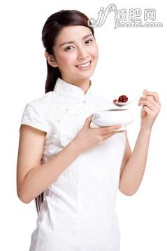 健康食物,粥,吃,旗袍,美_a4c4f9205_古典美女与红枣粥_创意图片_Getty Images China 健康食物,粥,吃,旗袍,美_a4c4f9205_古典美女与红枣粥_创意图片_Getty Images China