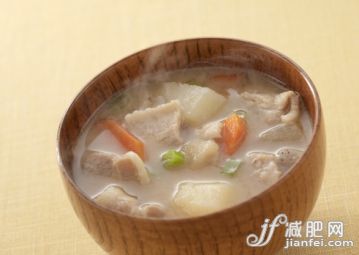饮食,容器,食品,餐具,碗_122585849_Miso soup with pork and vegetables_创意图片_Getty Images China 饮食,容器,食品,餐具,碗_122585849_Miso soup with pork and vegetables_创意图片_Getty Images China