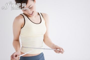 20到24岁,身体关注,瘦身,健康生活方式,测量_gic7016143_Woman measuring her waist_创意图片_Getty Images China 20到24岁,身体关注,瘦身,健康生活方式,测量_gic7016143_Woman measuring her waist_创意图片_Getty Images China