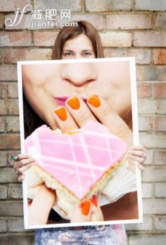 球门,食品,嬉戏的,摄影,不健康食物_500269767_woman holding picture of cake_创意图片_Getty Images China 球门,食品,嬉戏的,摄影,不健康食物_500269767_woman holding picture of cake_创意图片_Getty Images China