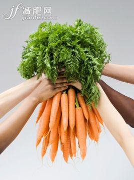 人,食品,影棚拍摄,20到24岁,25岁到29岁_164836143_Hands holding a fresh bunch of carrots_创意图片_Getty Images China