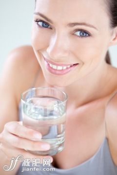 人,饮食,影棚拍摄,25岁到29岁,冷饮_138659112_Smiling woman with a glass of water_创意图片_Getty Images China 人,饮食,影棚拍摄,25岁到29岁,冷饮_138659112_Smiling woman with a glass of water_创意图片_Getty Images China