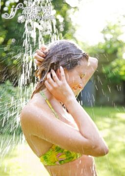 摄影,人,淋浴,比基尼,度假_513175917_Young woman in bikini under outdoor shower_创意图片_Getty Images China 摄影,人,淋浴,比基尼,度假_513175917_Young woman in bikini under outdoor shower_创意图片_Getty Images China