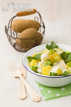 饮食,影棚拍摄,餐巾,餐刀,叉_160923509_Potato salad garnished with spring onions, parsley and mayonnaise, close up_创意图片_Getty Images China 饮食,影棚拍摄,餐巾,餐刀,叉_160923509_Potato salad garnished with spring onions, parsley and mayonnaise, close up_创意图片_Getty Images China
