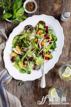 饮食,饮料,食品,银餐具,餐具_472128043_Turkey and avocado salad with cranberry dressing_创意图片_Getty Images China 饮食,饮料,食品,银餐具,餐具_472128043_Turkey and avocado salad with cranberry dressing_创意图片_Getty Images China