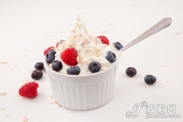 影棚拍摄,白色背景,蓝莓,覆盆子,食品_gic9738671_White jar of berries and whipped cream with spoon against white background_创意图片_Getty Images China 影棚拍摄,白色背景,蓝莓,覆盆子,食品_gic9738671_White jar of berries and whipped cream with spoon against white background_创意图片_Getty Images China