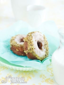 饮料,食品,广口瓶,甜食,影棚拍摄_93189476_Pistachio Donuts with Milk_创意图片_Getty Images China 饮料,食品,广口瓶,甜食,影棚拍摄_93189476_Pistachio Donuts with Milk_创意图片_Getty Images China