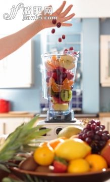 厨房,人,饮食,室内,住宅房间_124385036_fruit smoothies_创意图片_Getty Images China 厨房,人,饮食,室内,住宅房间_124385036_fruit smoothies_创意图片_Getty Images China