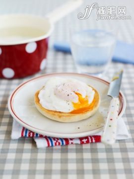 刀,食品,桌子,影棚拍摄,室内_505324029_Poached egg on muffin_创意图片_Getty Images China 刀,食品,桌子,影棚拍摄,室内_505324029_Poached egg on muffin_创意图片_Getty Images China