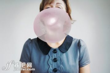 人,巨大的,气球,影棚拍摄,40到44岁_134428624_woman blowing a big bubble gum_创意图片_Getty Images China 人,巨大的,气球,影棚拍摄,40到44岁_134428624_woman blowing a big bubble gum_创意图片_Getty Images China