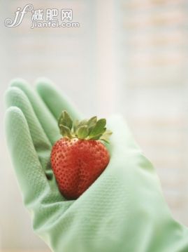 手套,食品,喷,水果,草莓_121759937_spraying pesticides on fruit hand wearing rubber glove & holding a strawberry illustrating the use of chemicals on food_创意图片_Getty Images China 手套,食品,喷,水果,草莓_121759937_spraying pesticides on fruit hand wearing rubber glove & holding a strawberry illustrating the use of chemicals on food_创意图片_Getty Images China